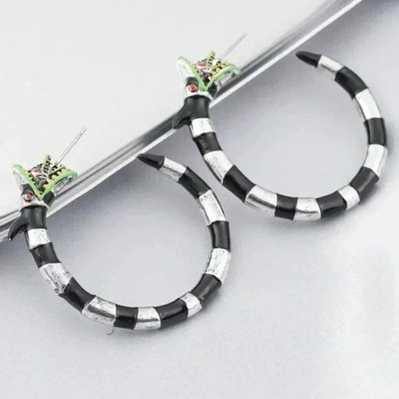 Beetlejuice Sandworm horror hot Metal Earring - Picture 5 of 5